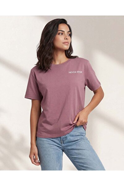 REDTAG طقم رياضي نسائي أحمر مطرّز مكون من تيشيرت وبنطال رياضي متناسق