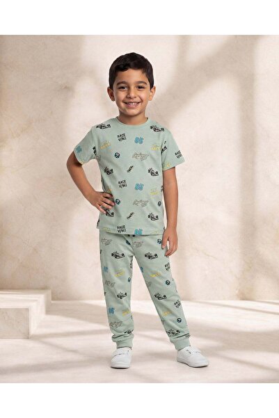 REDTAG طقم ملابس للأولاد مكون من قطعتين بأكمام قصيرة مطبوع عليها سيارات خضراء