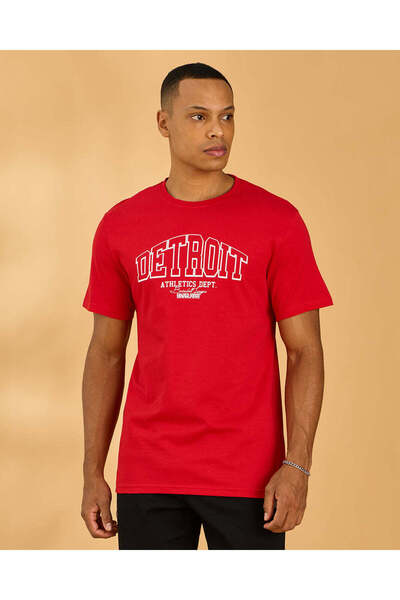 REDTAG تيشيرت رجالي أحمر برسومات أساسية