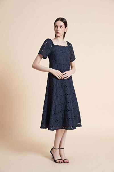 Yola Sleeveless plain midi dress