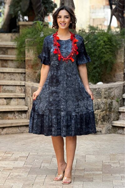 Nevin Kaya Moda فستان دومان رينك بطبعة باتيك من القطن الممشط بتفاصيل مكشكشة ل...