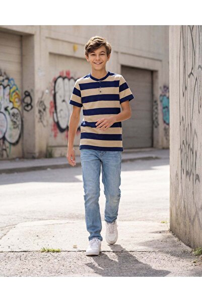 REDTAG قميص بياقة ماندرين مخطط باللونين البيج والكحلي للأولاد الكبار