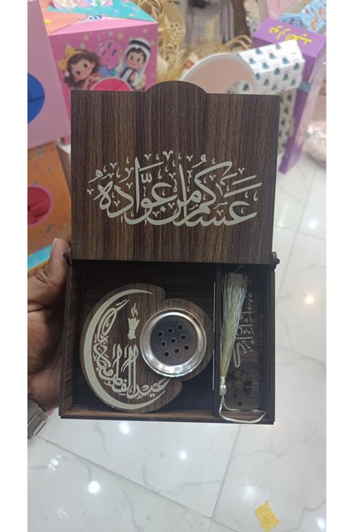 hb gift هدية تذكارية تتكون من صندوق خشبي مزخرف بعبارة "عساكم من عواده"