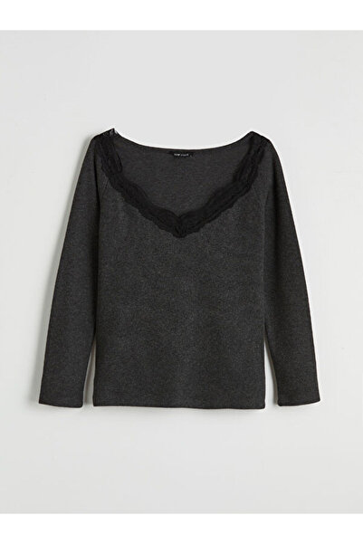 LC Waikiki Rmz Gi̇yi̇m Farkiyla V Dikim Lace Detailed Blouse