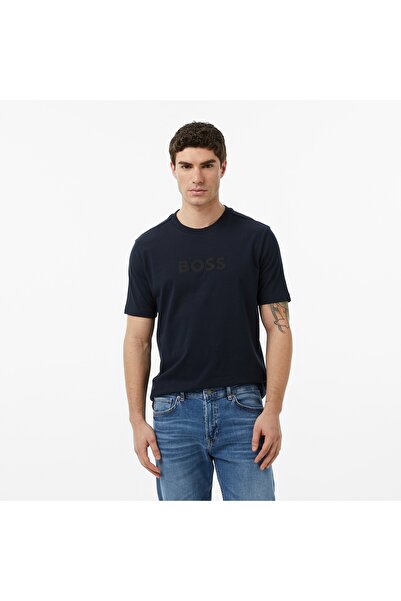 BOSS تي شيرت رجالي ذو قصة عادية وياقة دائرية وأكمام قصيرة باللون الأزرق الداك...