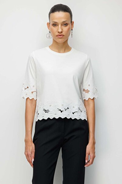 ON Κεντημένη μπλούζα με λαιμόκοψη σε σχήμα Ο