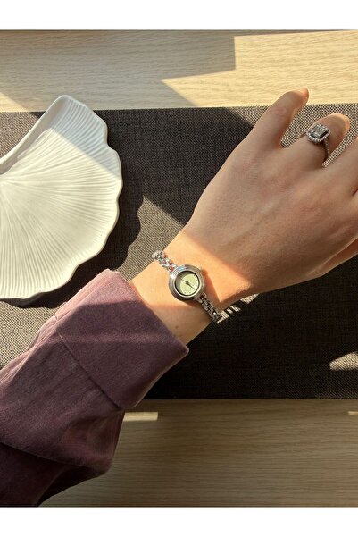 rubsey ساعة يد نسائية كلاسيكية بتصميم معدني بسيط وسلسلة فضية