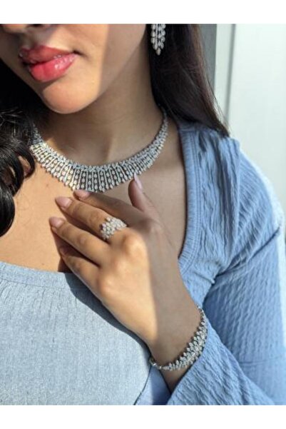 Lavina Luxurious zircon set with a silver layered design