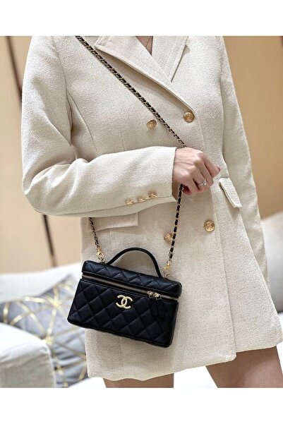 GENERAL A small women's Clutch Bag with a stylish and modern design.