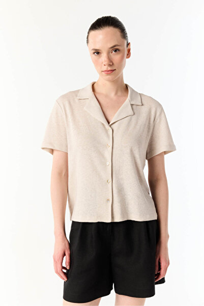 Mudo تي شيرت محبوك بأكمام قصيرة وياقة على شكل حرف V وأزرار