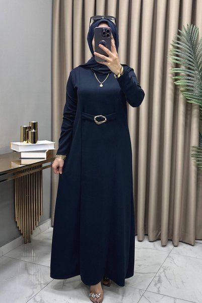 Hürrem فستان CEVHER باللون الأزرق الداكن مع تفاصيل إكسسوارات من قماش OYSHO