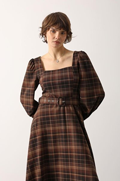 cemo Kadın Kare Yaka Ekose Desenli Kemer Detaylı Uzun Kollu Midi Elbise