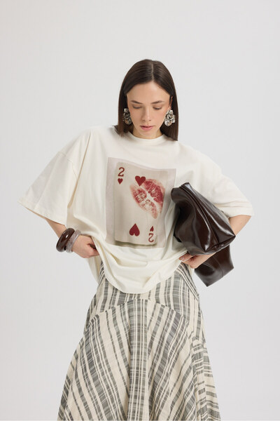 MAI STUDIOS CO. تي شيرت أبيض كبير الحجم من Two Of Hearts