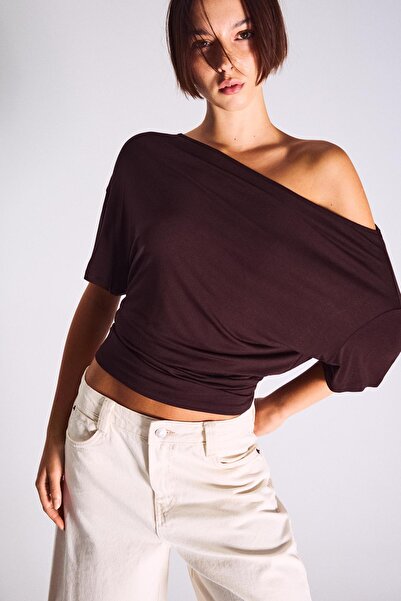 Bershka Asimetrik baskılı kısa kollu tişört