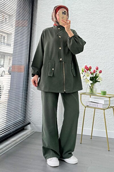 MELEK ARAZ بدلة من قطعتين من الساتان جلد سويدي بأزرار ذهبية وسحاب أمامي - كاكي