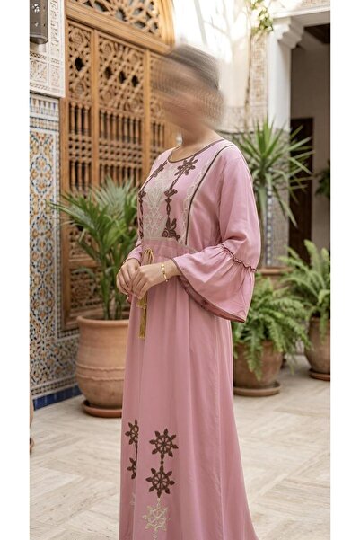 ISHRAQAT AL-AMAL Elegant long dress with a waist tie and flowing sleeves