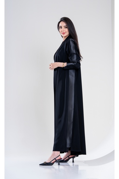 Al Afnan Boutique عبايه انيقه من قماش الكريب بلمسه مميزه من قماش التفته عبايه...