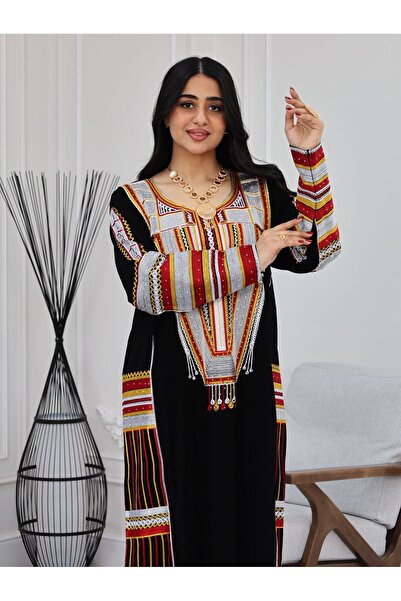 BS جلابية تراثية بتصميم مستوحى من الهوية العربية الأصيلة، تجمع بين جمال التطر...