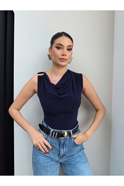 ESRAHELVACI Sıfır Kol Tokalı Degaje Yaka Bluz