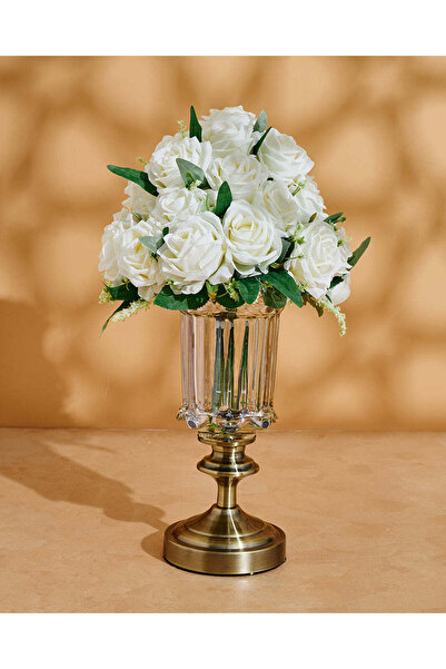 REDTAG باقة من الورود البيضاء والزنبق