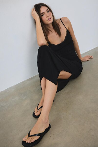 Stradivarius Parmak arası düz sandalet