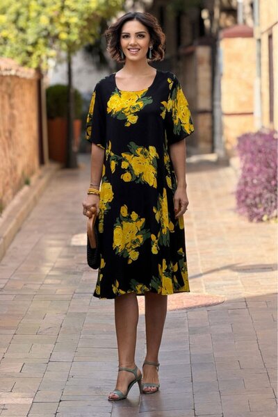 Nevin Kaya Moda V3-فستان أسود بياقة مربعة مزين بالورود الصفراء