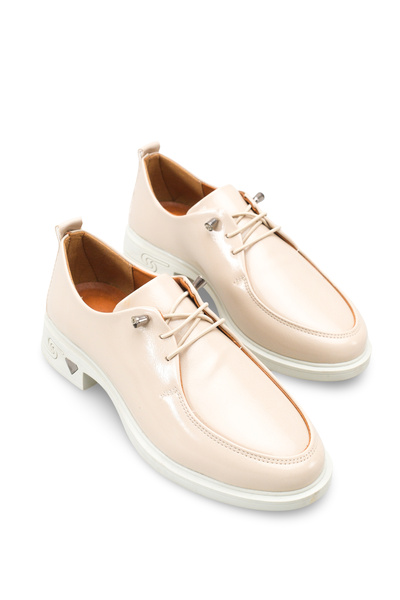 Riccon حذاء نسائي حذاء لوفر 0012345 من الجلد اللامع المجعد باللون البيج