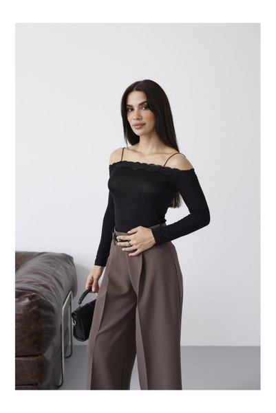 Elif Özbey Butik Siyah Madonna Yaka Dantelli Bluz
