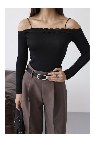 Elif Özbey Butik Siyah Madonna Yaka Dantelli Bluz