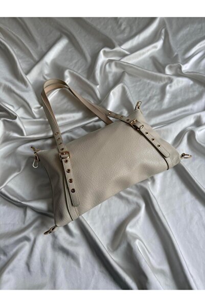 BLACK Barcelona Model Hand and Women's Cream Shoulder Bag