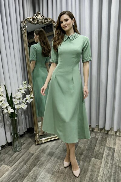 NORA KSA An elegant dress with a classic cut