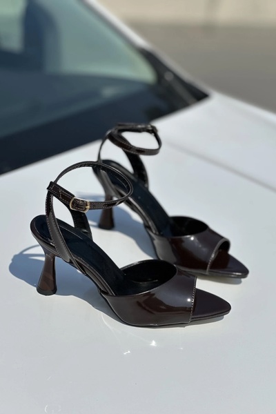 topuksarayı حذاء نسائي من الجلد اللامع باللون البني من Rez حذاء بكعب رفيع u