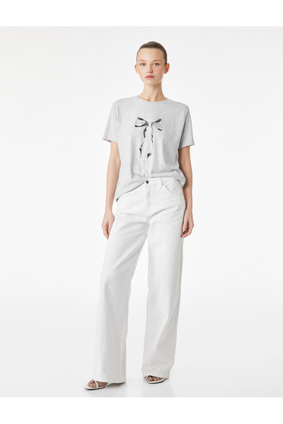 Koton تيشيرت رمادي بأكمام قصيرة وياقة دائرية مزين بفيونكة حجرية مطبوع