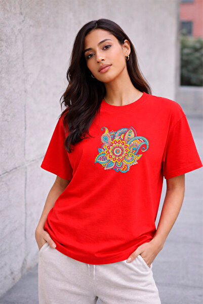 YUNAYT تي شيرت نسائي برقبة دائرية وتفاصيل طباعة كبيرة الحجم