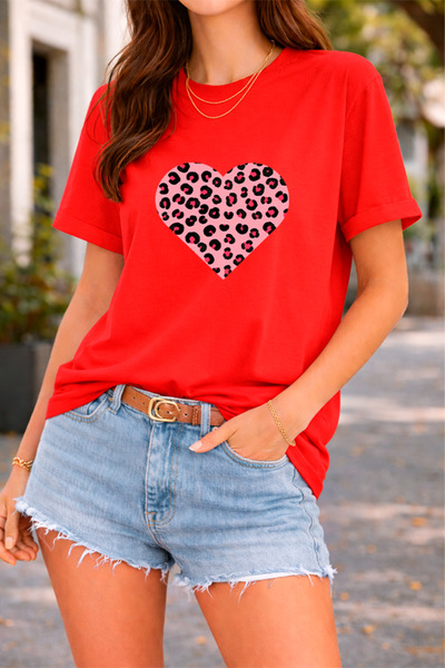 YUNAYT تي شيرت نسائي برقبة دائرية وتفاصيل طباعة كبيرة الحجم