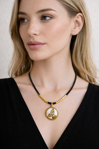 POYASE قلادة نسائية سوداء مرصّع بالخرز بمظهر الحجر الطبيعي مع شكل فراشة، قلاد...