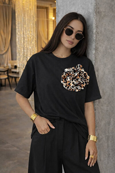 oshebu Γυναικείο μαύρο μπλουζάκι με λαιμόκοψη ποδηλάτου και αξεσουάρ σε ροζ α...