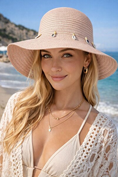 HAZAL KAYA ATELIER قبعة نسائية مستديرة من القش بتفاصيل صدف البحر باللون الوردي