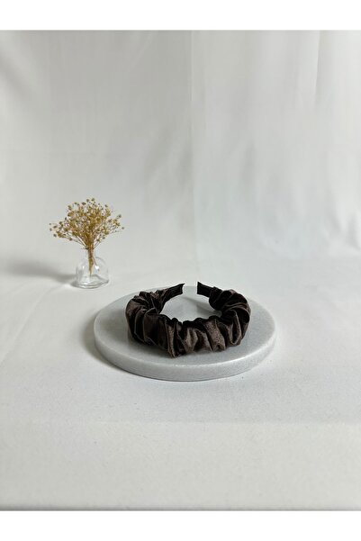 MegssStore ربطة شعر براون مخمل كورونا مزينة برباط