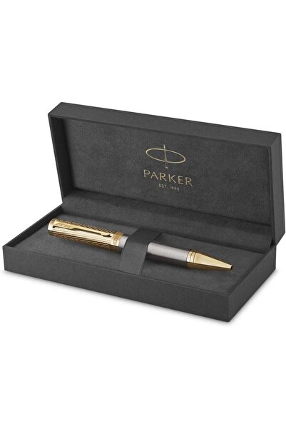 Parker قلم حبر جاف من مجموعة إنجينويتي بايونيرز، لون رمادي، مزين بحواف ذهبية.