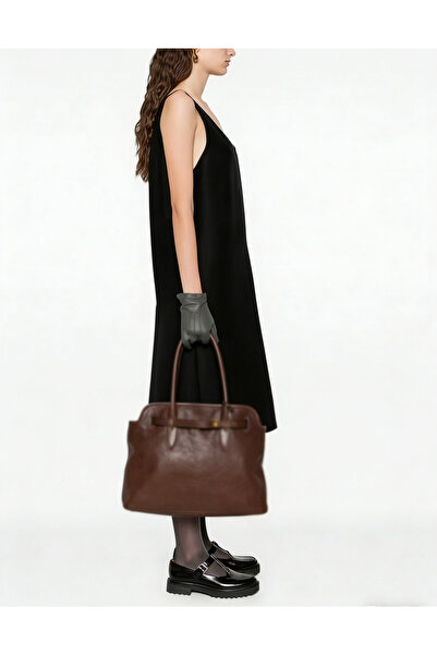 MMKM حقيبة يد MM بنية اللون بتصميم كلاسيكي | جلد ذو ملمس بارز × إكسسوارات مميزة