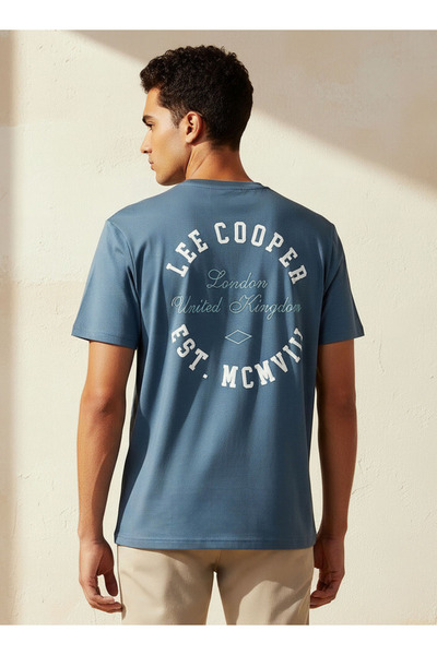 Lee Cooper تيشيرت رجالي بقصة عادية، ياقة دائرية، أكمام قصيرة، مطبوع عليه شعار
