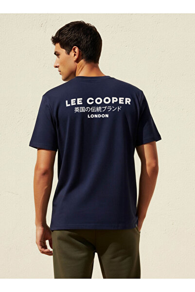 Lee Cooper تيشيرت رجالي بقصة عادية، ياقة دائرية، أكمام قصيرة، مطبوع عليه شعار