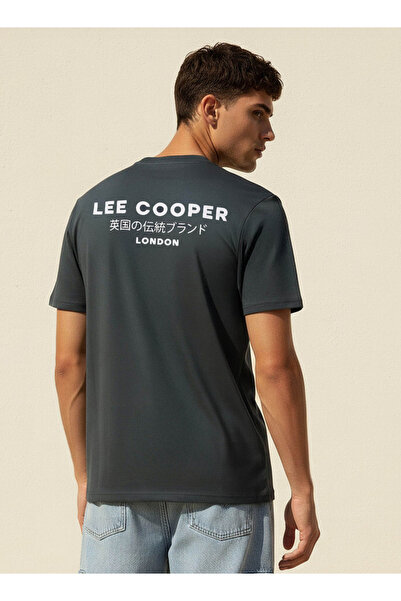 Lee Cooper تيشيرت رجالي بقصة عادية، ياقة دائرية، أكمام قصيرة، مطبوع عليه شعار