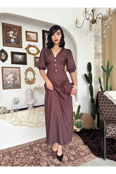 Dilek Vardar Rochie lungă maro și albă, cu nasturi, cu decolteu în V, cu buli...