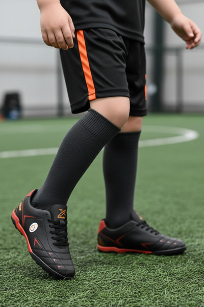 Kinetix Μαύρα παπούτσια γηπέδου για αγόρια Χαλί