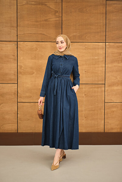 LOCCO فستان جينز نسائي بتفاصيل مزمومة بنصف أزرار وخصر بأربطة باللون الأزرق ال...