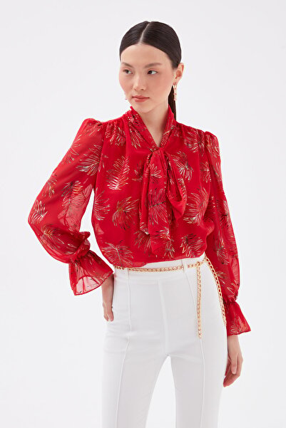 MQ A printed blouse with a scarf collar from Style – the epitome of femininity