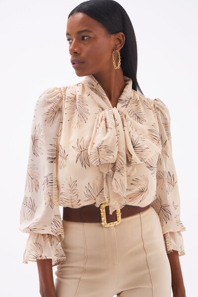 MQ A printed blouse with a scarf collar from Style – the epitome of femininity