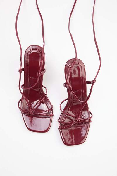 TRENDYOL SHOES Klassische Damenschuhe mit Absatz in Weinrot mit Schnürdetail ...